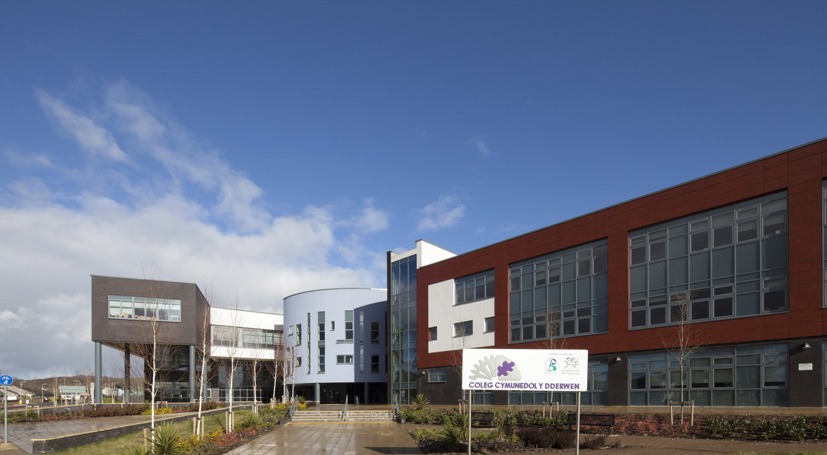 Coleg Cymunedol y Dderwen | Case study | Insulation | Kingspan | Great ...