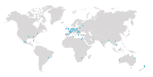 Szürke világtérkép amin kék pontokkal jelölve vannak helyek