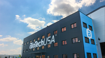 A BioTech USA csodás kék, szendvicspanelből készült épülete 
